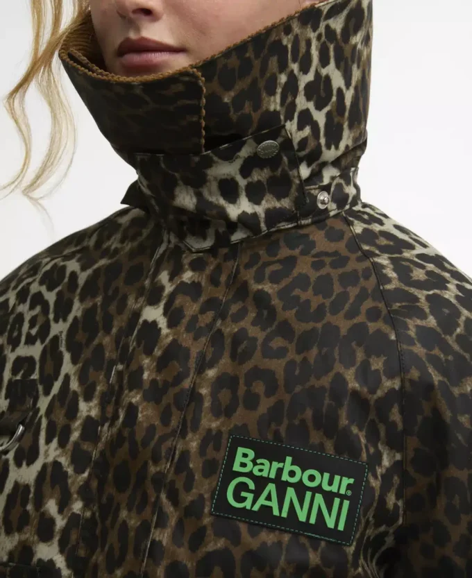 Barbour x GANNI Wachs-Anorak mit Leopardenmuster Barbour x GANNI Wachs-Anorak mit Leopardenmuster
