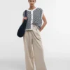 Lucy Hose mit weitem Bein