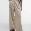 Lucy Hose mit weitem Bein