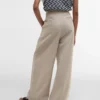 Lucy Hose mit weitem Bein