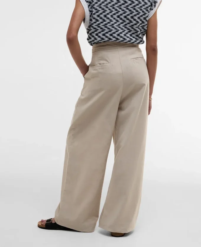 Lucy Hose mit weitem Bein