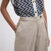 Lucy Hose mit weitem Bein