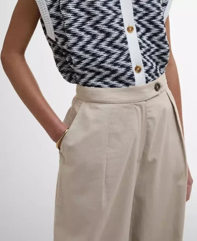 Lucy Hose mit weitem Bein