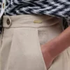 Lucy Hose mit weitem Bein