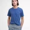 Pigmentgefärbtes T-Shirt mit Tasche