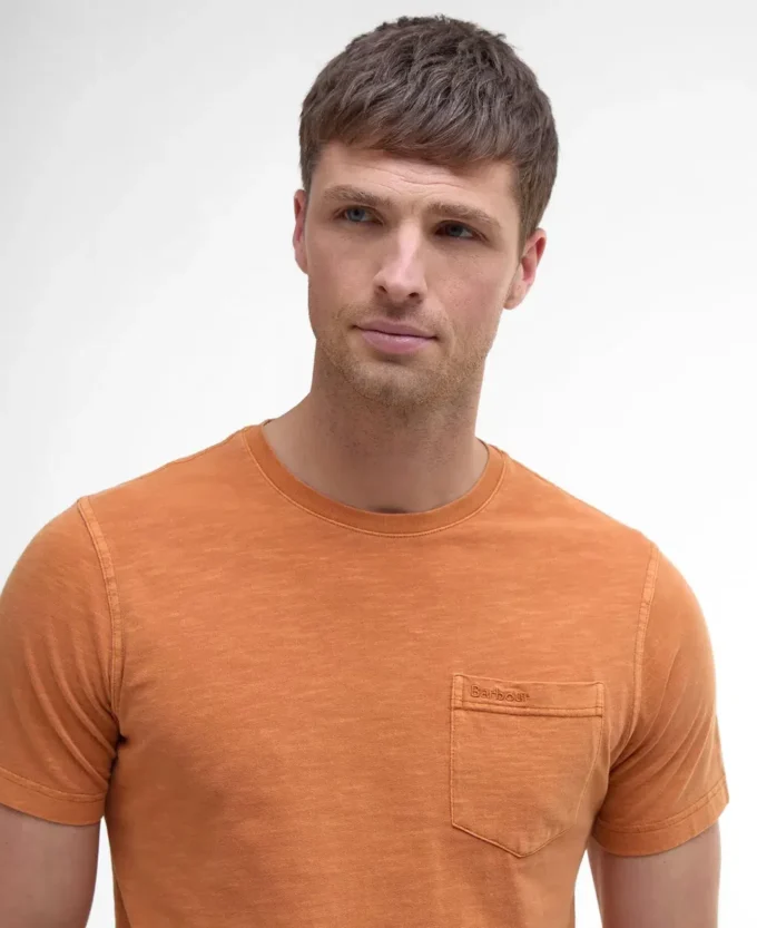 Pigmentgefärbtes T-Shirt mit Tasche