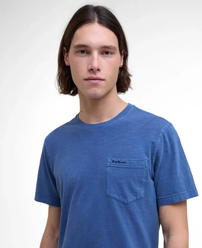 Pigmentgefärbtes T-Shirt mit Tasche