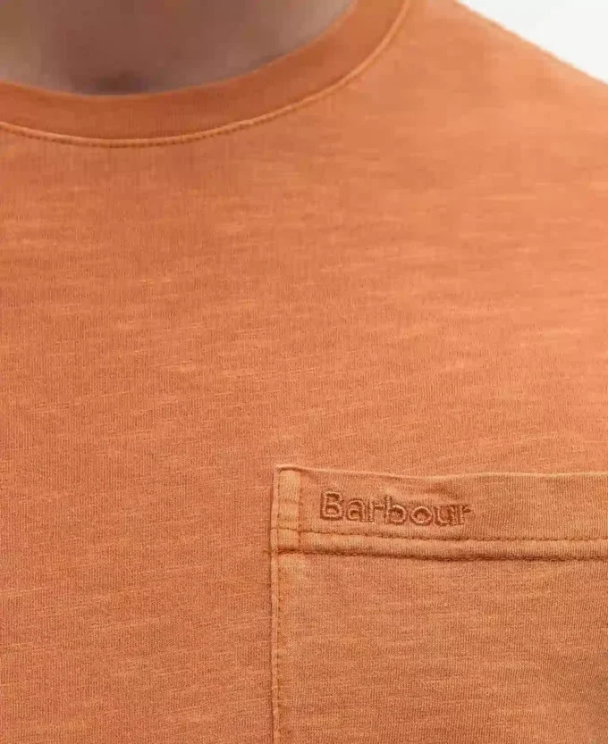 Pigmentgefärbtes T-Shirt mit Tasche