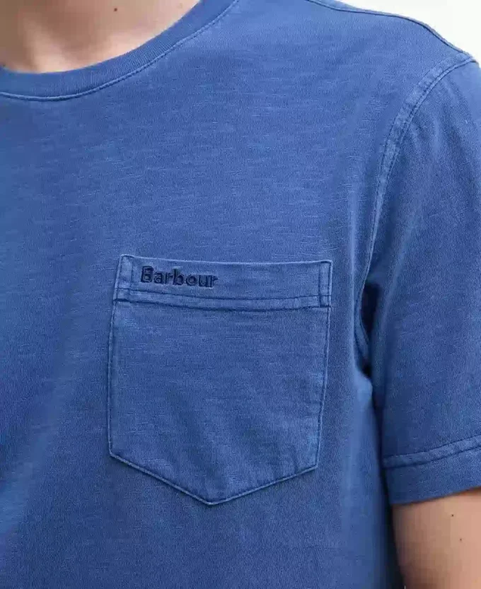 Pigmentgefärbtes T-Shirt mit Tasche